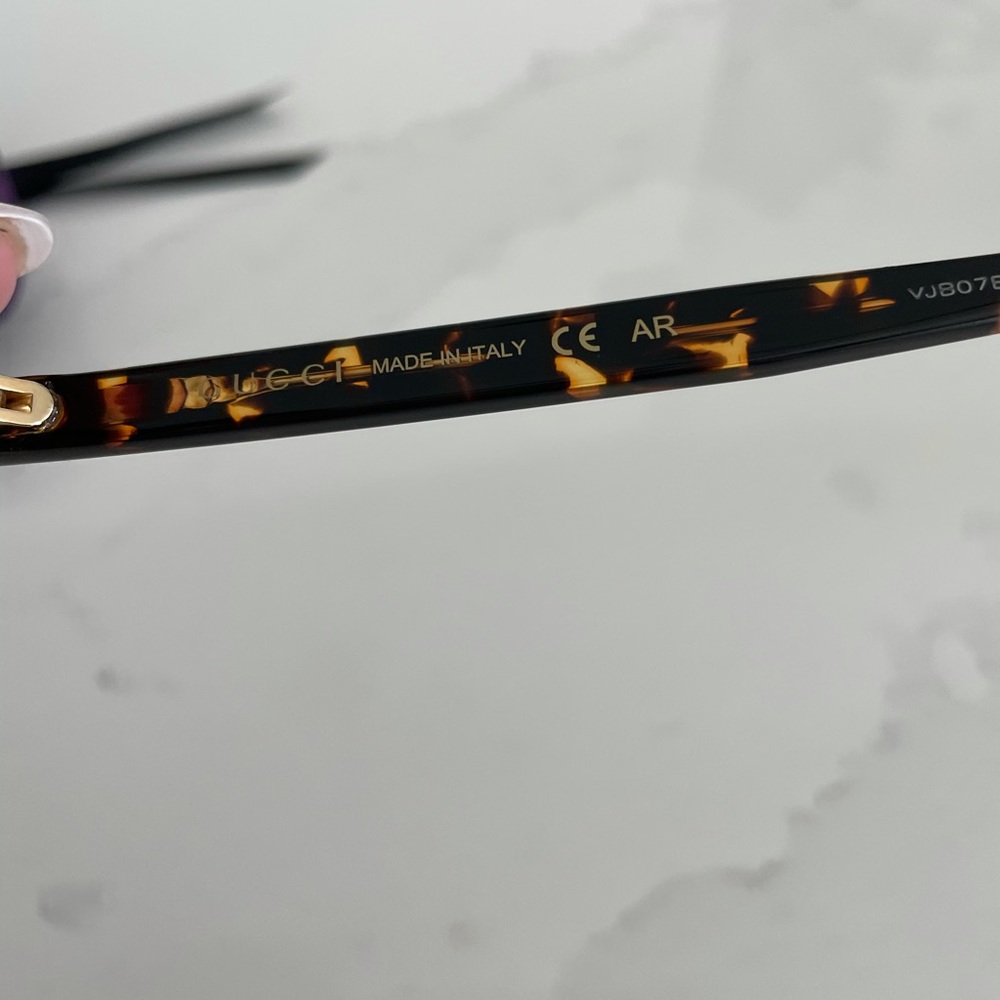 Gucci sunglasses only worn once - Picture 5 of 5